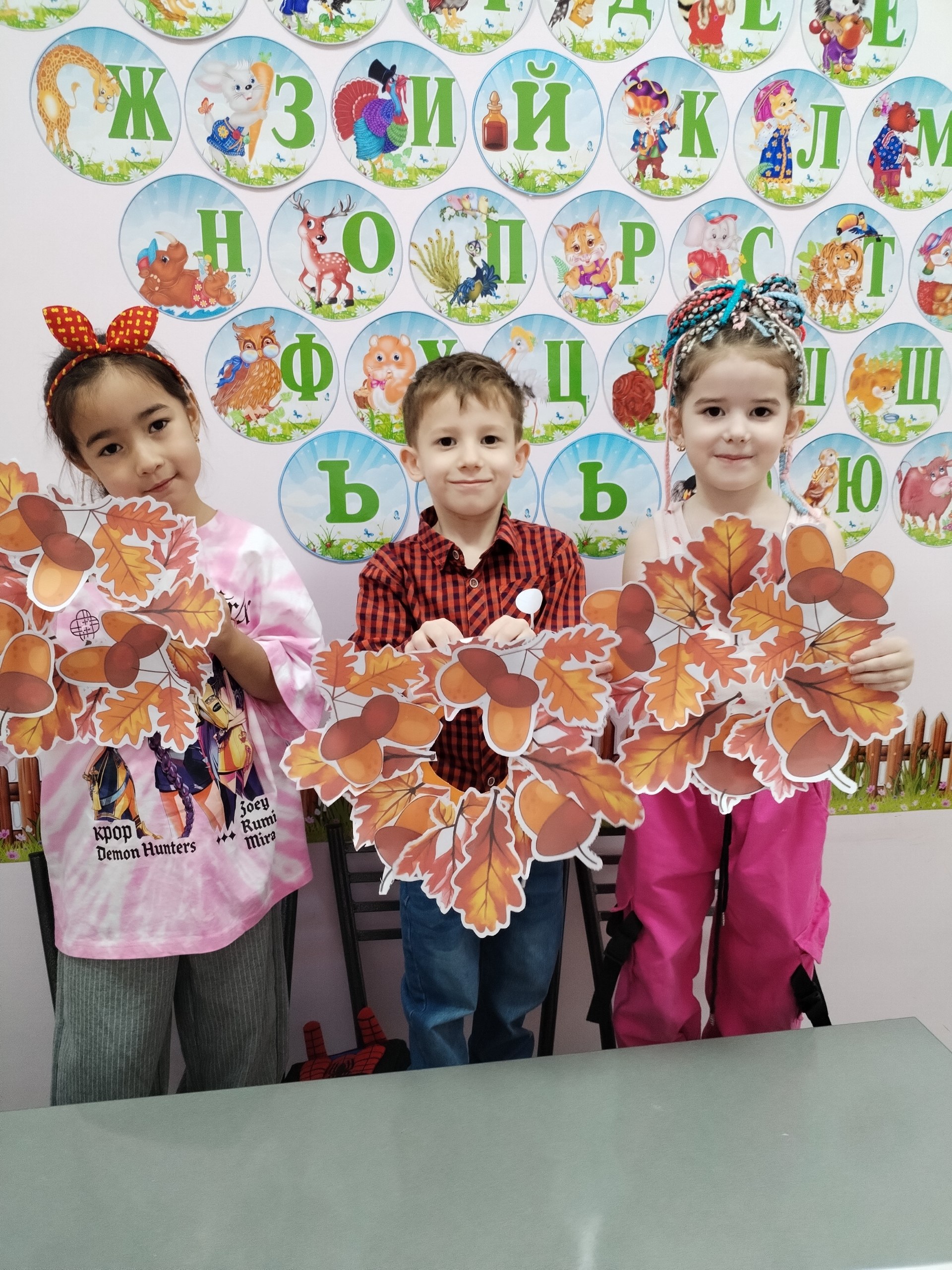 Дети с осенними поделками в «Умном малыше»